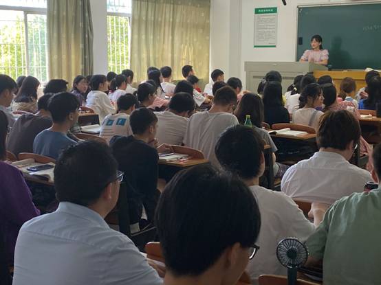 走进学生教室,深入课堂一线
